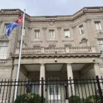 La embajadora de Cuba en EE.UU., Lianys Torres Rivera, indicó este lunes que tras el ataque sufrido en la embajada cubana en Washington se avisó "de inmediato" a las autoridades estadounidenses para comunicarles lo sucedido y que lo investigaran. Foto: EFE