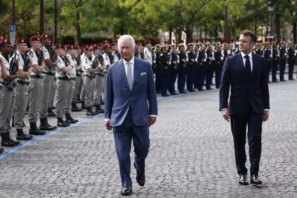 El rey Carlos III de Reino Unido inició este miércoles, 20 de septiembre de 2023, su visita de Estado a Francia, donde fue recibido por el presidente francés, Emmanuel Macron. Foto: EFE