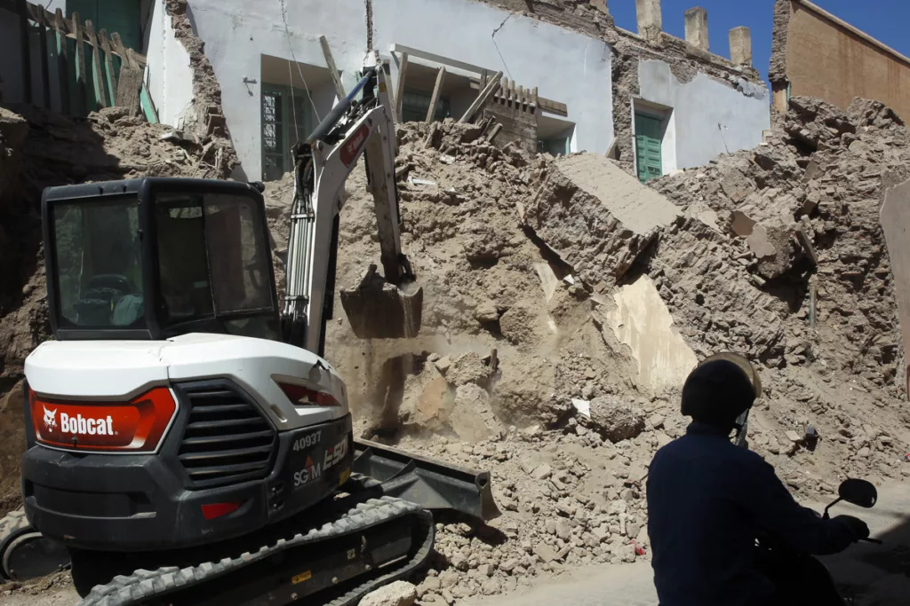 Tareas de desescombro en casas destruídas junto a las murallas del Palacio Bahia (siglo XIX). Foto: EFE