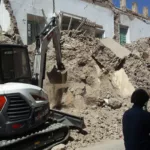 Tareas de desescombro en casas destruídas junto a las murallas del Palacio Bahia (siglo XIX). Foto: EFE