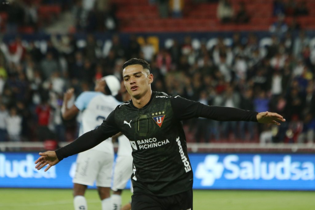 Alexander Alvarado mantiene a Liga de Quito en lo mas alto con Delfín y Mushuc Runa.