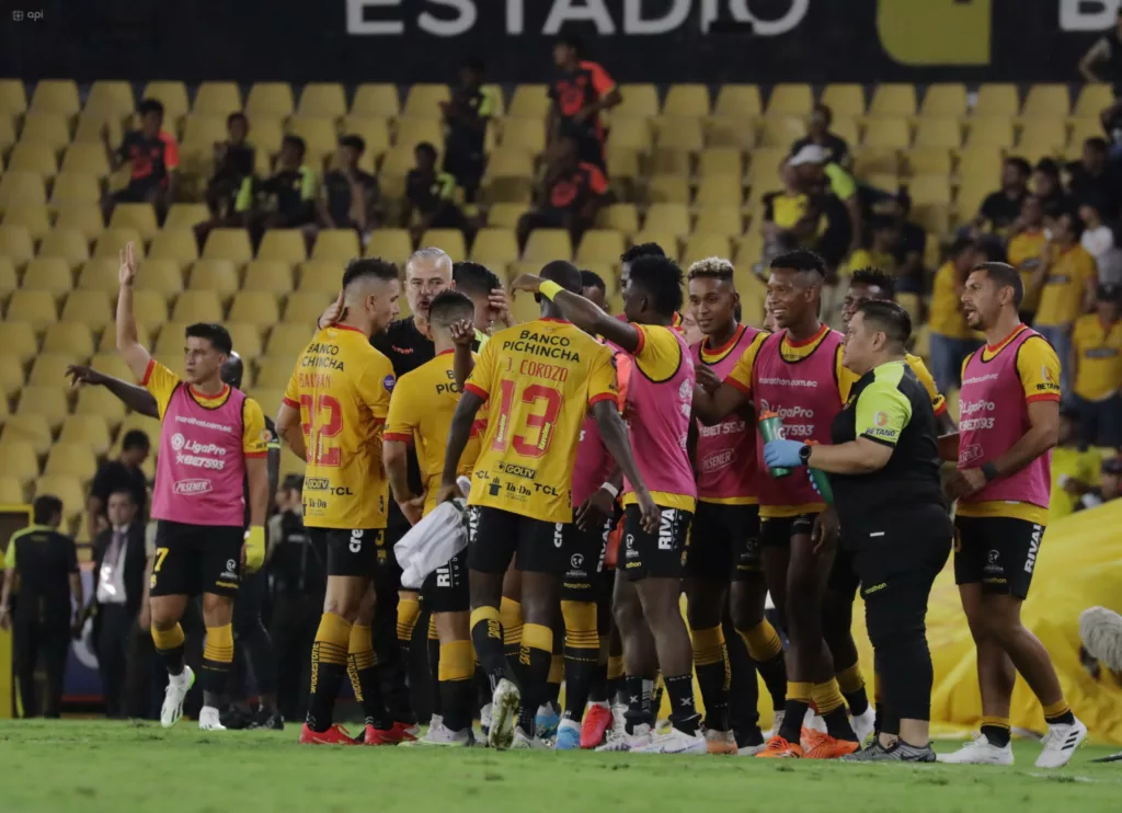 Jugadores de Barcelona SC festejan gol de la victoria ante Liga de Quito.