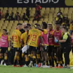 Jugadores de Barcelona SC festejan gol de la victoria ante Liga de Quito.