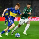 Valentín Barco disputa balón con Zé Rafael por semifinales de Libertadores.