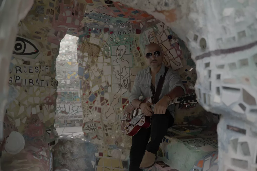 El azuayo Danny Galán lanzó su nuevo sencillo denominado "El Caminante" que ya está disponible en todas sus redes sociales. Foto Cortesía