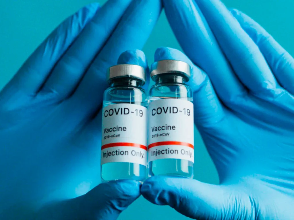 La FDA de Estados Unidos aprobó este lunes, 11 de septiembre de 2023, las vacunas actualizadas de Moderna y Pfizer/BioNTech contra la covid-19. Foto: Internet