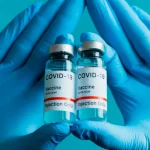 La FDA de Estados Unidos aprobó este lunes, 11 de septiembre de 2023, las vacunas actualizadas de Moderna y Pfizer/BioNTech contra la covid-19. Foto: Internet