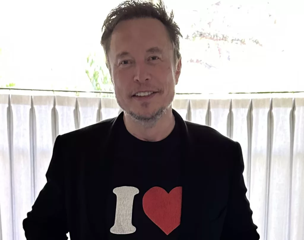 La biografía de Elon Musk escrita por Walter Isaacson, se encaramó al salir a la venta a las listas de los más vendidos en Estados Unidos. Foto: Elonk Musk