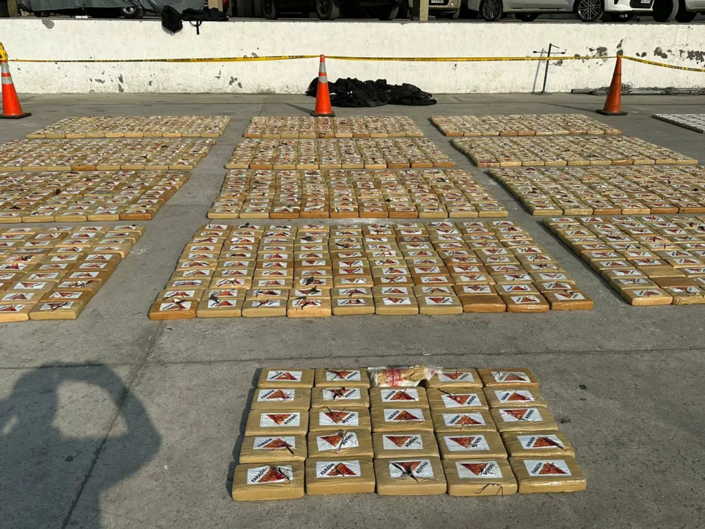 Imagen referencial. Cerca de 1,7 toneladas de cocaína fueron incautadas en Ecuador cuando eran trasladadas en una embarcación que navegaba a 92,6 kilómetros de la costa. Foto: Policía Nacional