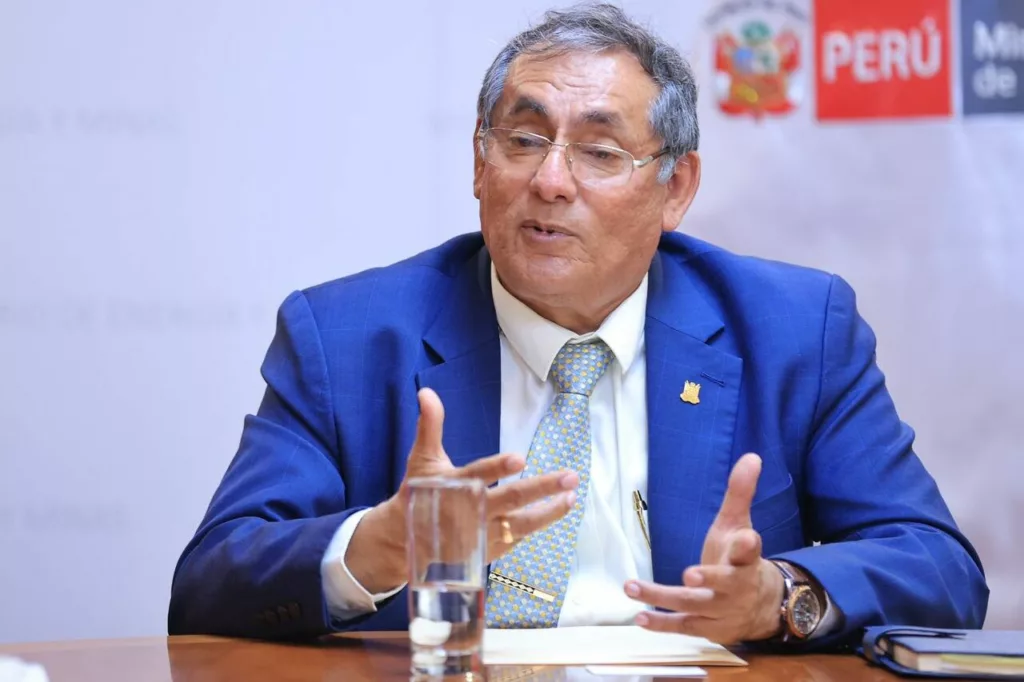 El ministro de Energía y Minas de Perú, Óscar Vera, anunció la decisión de licitar los tres lotes petroleros que iba a entregar a la empresa estatal Petroperú. Foto: X (Twitter)