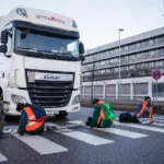 Activistas del movimiento por el clima "Letzte Generation" bloquearon este lunes varias vías principales en toda la ciudad de Berlín. Foto: X (Twitter)