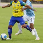 Joaquín Vergés disputa balón con Kevin Minda.