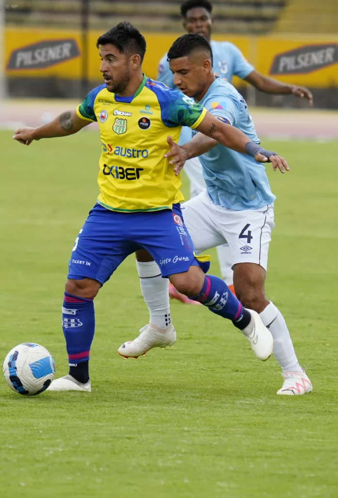 Joaquín Vergés disputa balón con Kevin Minda.