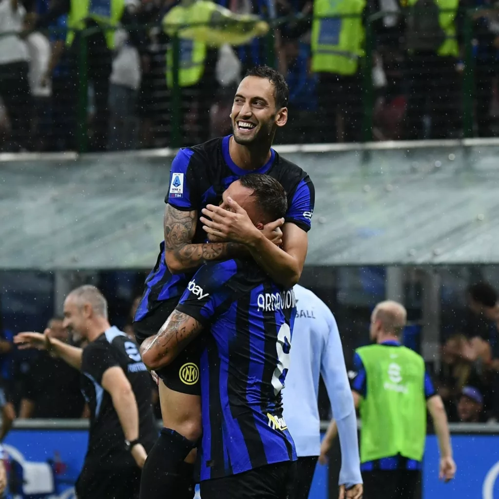 Inter de Milán goleó 5-1 al AC Milan en el derbi italiano.