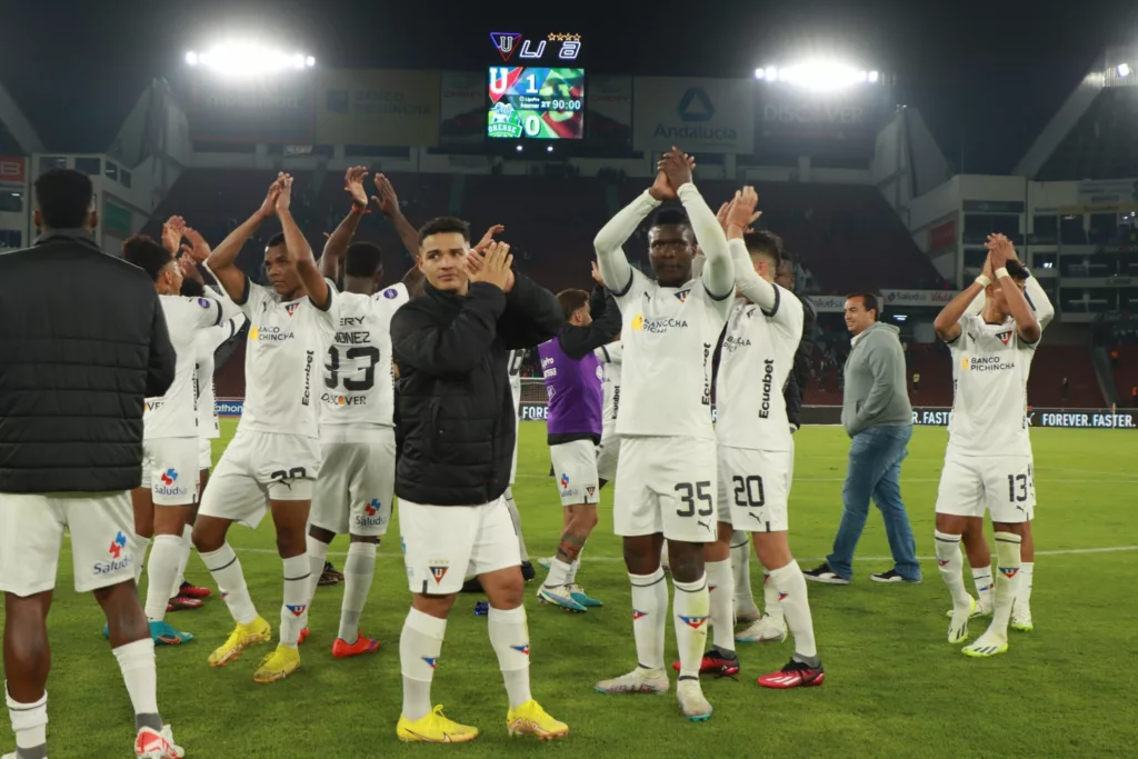 Los jugadores de Liga de Quito celebran la victoria ante Orense con su hinchada.