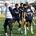Jugadores del Real Madrid se preparan para enfrentar al Girona por la liga española.