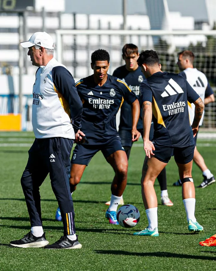 Jugadores del Real Madrid se preparan para enfrentar al Girona por la liga española.