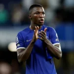 Moisés Caicedo se prepara para duelo ante Fulham en Premier League.