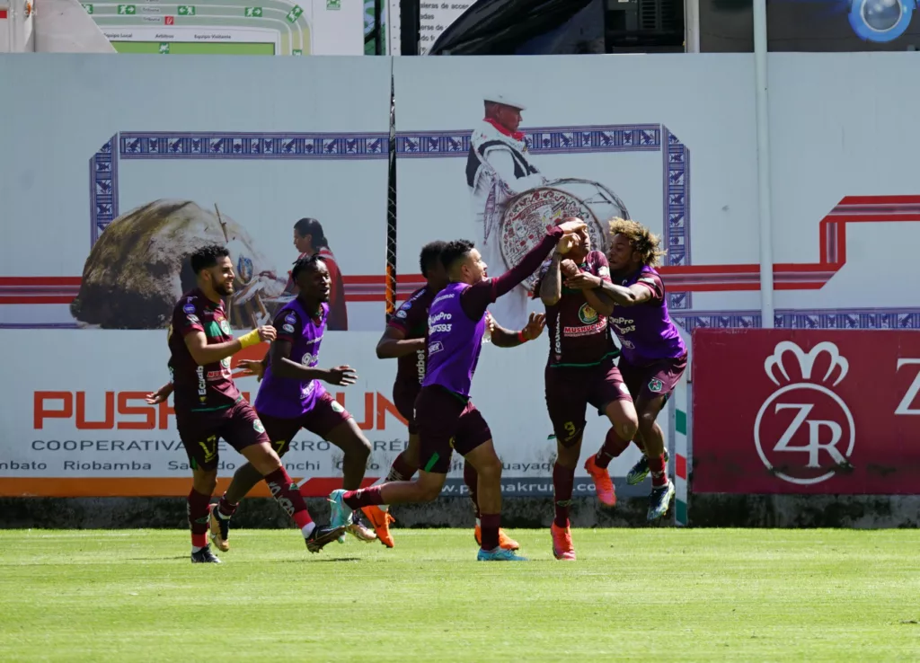 Mushuc Runa derrota 2-0 a Delfín y se ubica en lo más alto de la tabla de posiciones.