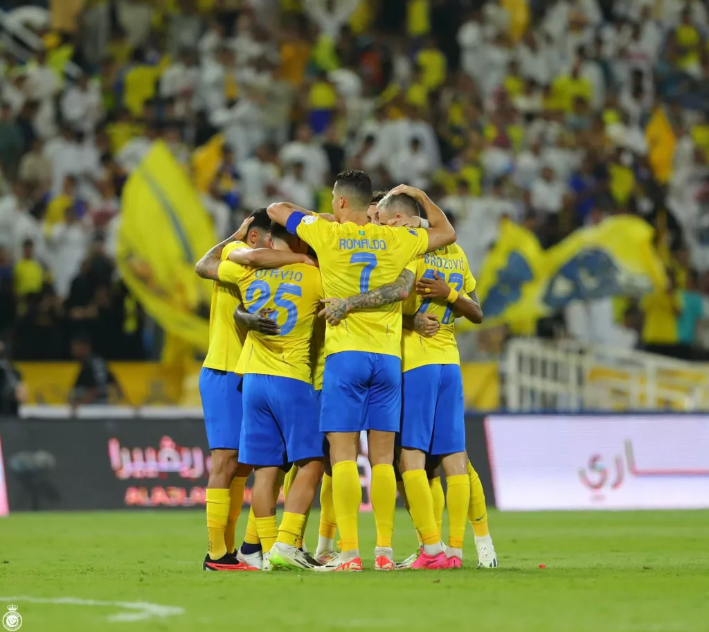 Cristiano Ronaldo celebra con sus compañeros el triunfo en la Liga Árabe. Foto: Al Nassr FC.