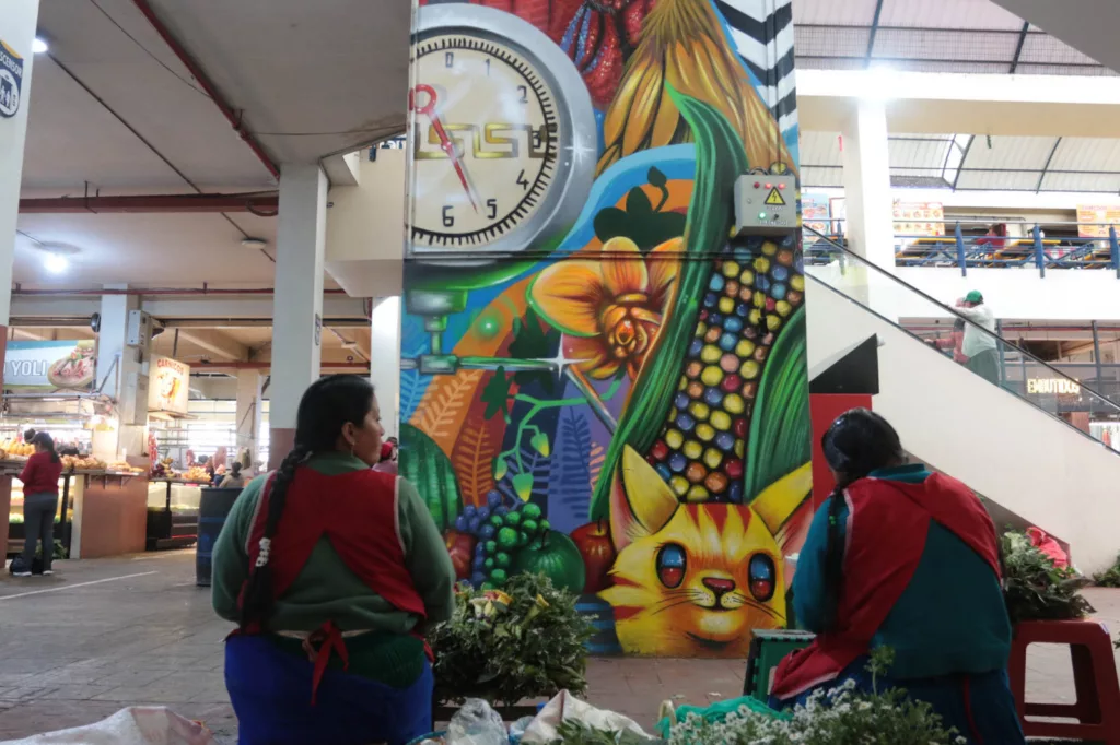 Las tradiciones y los protagonistas del Mercado Diez de Agosto han sido plasmados en una de las paredes de este centro de abasto. /XCA