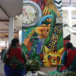 Las tradiciones y los protagonistas del Mercado Diez de Agosto han sido plasmados en una de las paredes de este centro de abasto. /XCA
