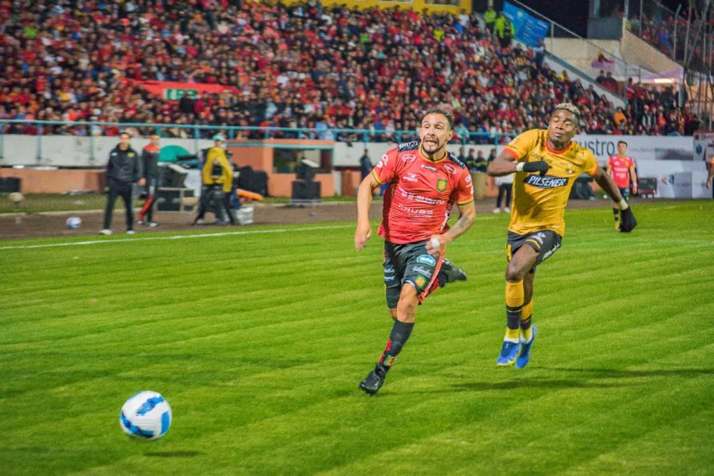 Deportivo Cuenca oficializó la renovación automática del contrato del argentino Lucas Mancinelli para el 2024.