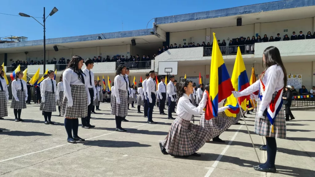 Un total de 12.741 estudiantes de Azuay participaron en la ceremonia de proclamación de abanderados y juramento a la Bandera. FOTO Ministerio de Educación