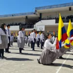 Un total de 12.741 estudiantes de Azuay participaron en la ceremonia de proclamación de abanderados y juramento a la Bandera. FOTO Ministerio de Educación