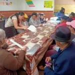 Los adultos mayores asisten al comedor comunitario “Apóstol Santiago”, del cantón Gualaceo. El lugar abrió sus puertas para atender a los grupos de atención prioritaria. / BPR