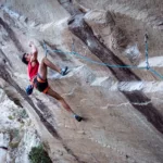 Esteban ‘Chevy’ Crespo llegó procedente de España con una sola misión: armar una vía nueva para que los deportistas extremos coronen una roca nunca antes explorado en el cerro Cojitambo, Cañar.