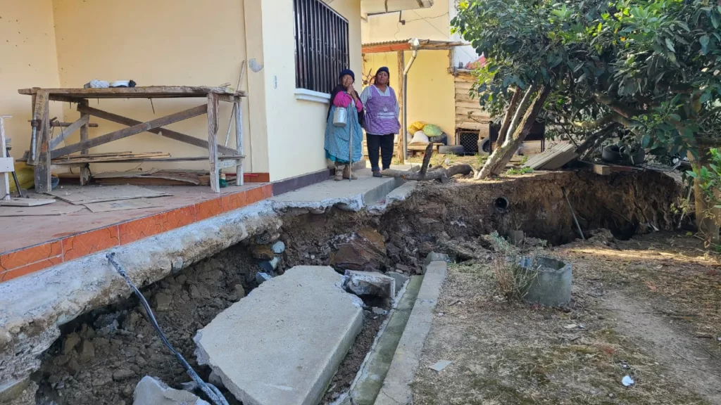 Familias realizan la evacuación de sus casas ante la emergencia por un deslizamiento de tierra en Rayoloma.