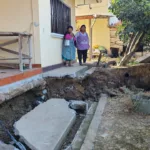 Familias realizan la evacuación de sus casas ante la emergencia por un deslizamiento de tierra en Rayoloma.