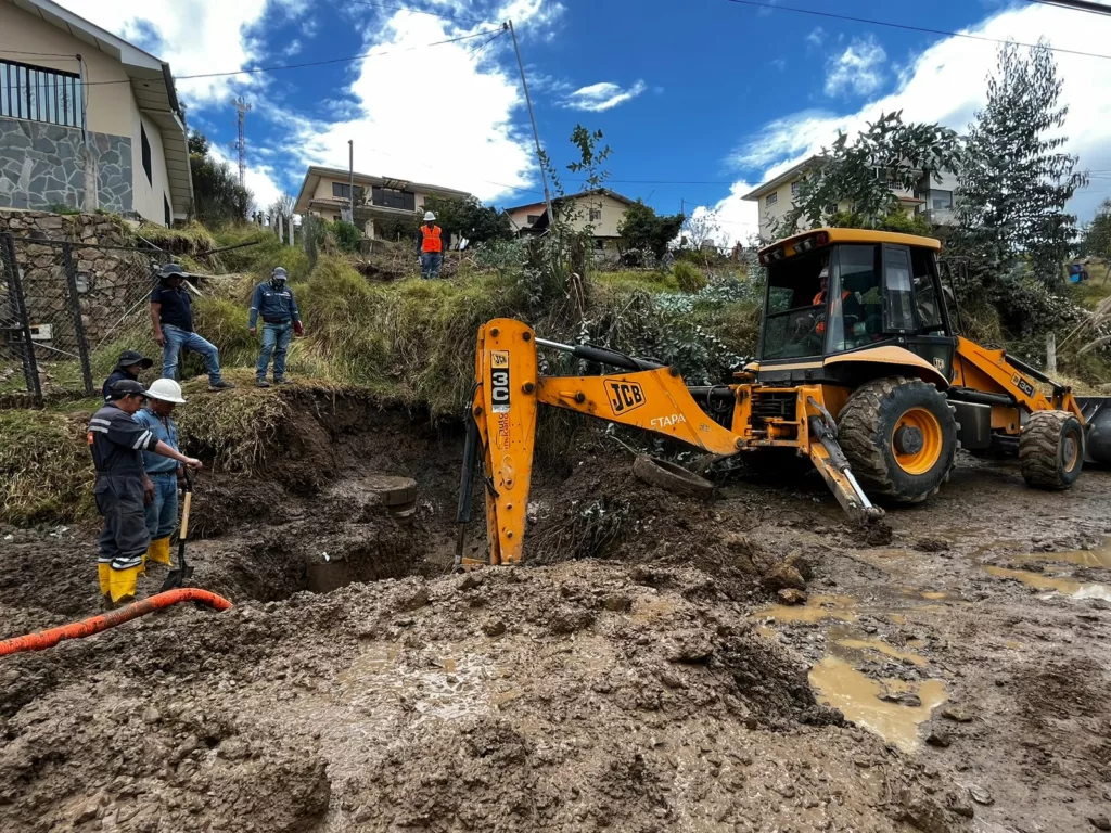 Trabajos de limpieza se realizan en Rayoloma este jueves se reportó la rotura de tubería que conducía el agua a un tanque de reserva.