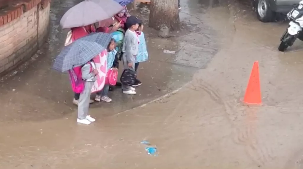 Un intensa lluvia que cayó sobre la ciudad la tarde de este jueves 28 de septiembre de 2023 generó inundaciones en varios sectores de la ciudad.