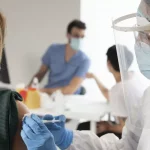 La OMS reiteró su recomendación de que todas las personas que pertenezcan a grupos de riesgo se vacunen contra la covid-19. Foto: Freepik