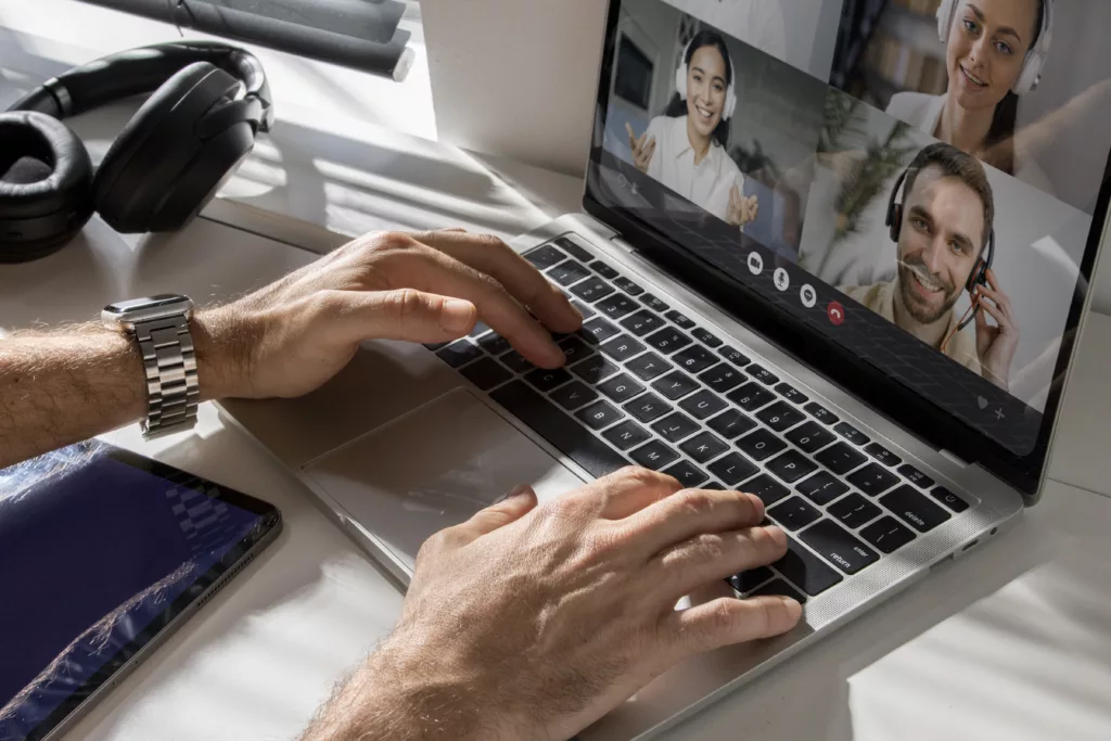 El teletrabajo, al menos en Estados Unidos, puede reducir hasta en un 58% la huella de carbono frente a la de aquellos que asisten a la oficina, según un estudio basado en modelos Pnas. Foto: Freepik