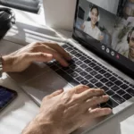 El teletrabajo, al menos en Estados Unidos, puede reducir hasta en un 58% la huella de carbono frente a la de aquellos que asisten a la oficina, según un estudio basado en modelos Pnas. Foto: Freepik