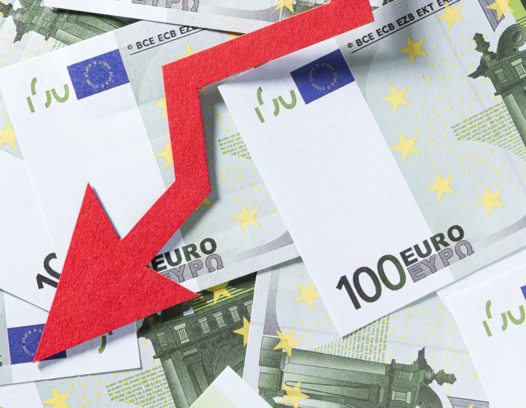 El euro bajó y se cambió este martes, 12 de septiembre de 2023, por debajo del nivel de 1,0750 dólares, debido a la cautela de los inversores, que impulsó la cotización del billete verde. Foto: Freepik