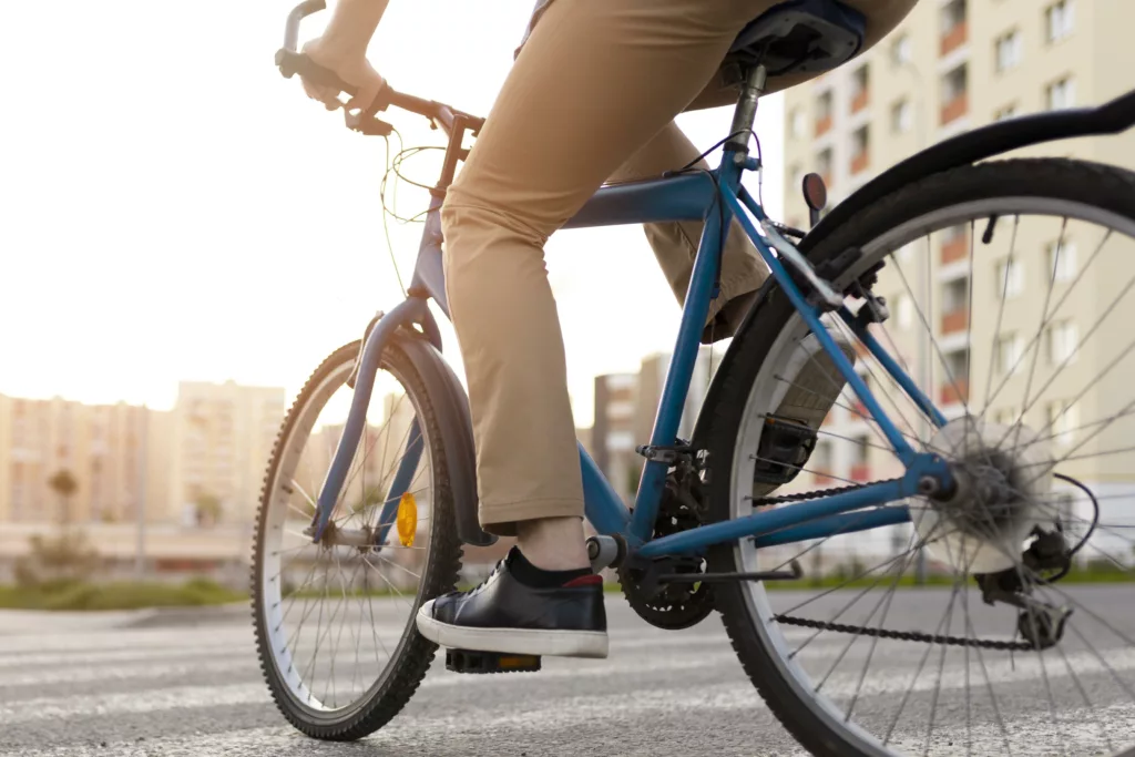 El primer carril bici de Suiza capaz de producir electricidad a partir de paneles solares fue inaugurado en la localidad de Satigny. Foto: Freepik
