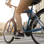 El primer carril bici de Suiza capaz de producir electricidad a partir de paneles solares fue inaugurado en la localidad de Satigny. Foto: Freepik