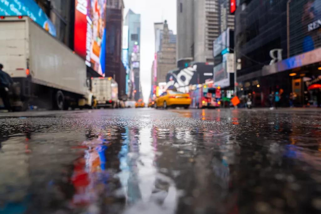 Imagen referencial. La gobernadora de Nueva York, Kathy Hochul, declaró el estado de emergencia por las lluvias que están causando inundaciones. Foto: Freepik