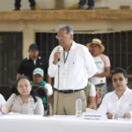 Camilo González, delegado del Gobierno colombiano, habla durante una mesa de diálogos con las disidencias de las FARC. Foto: EFE