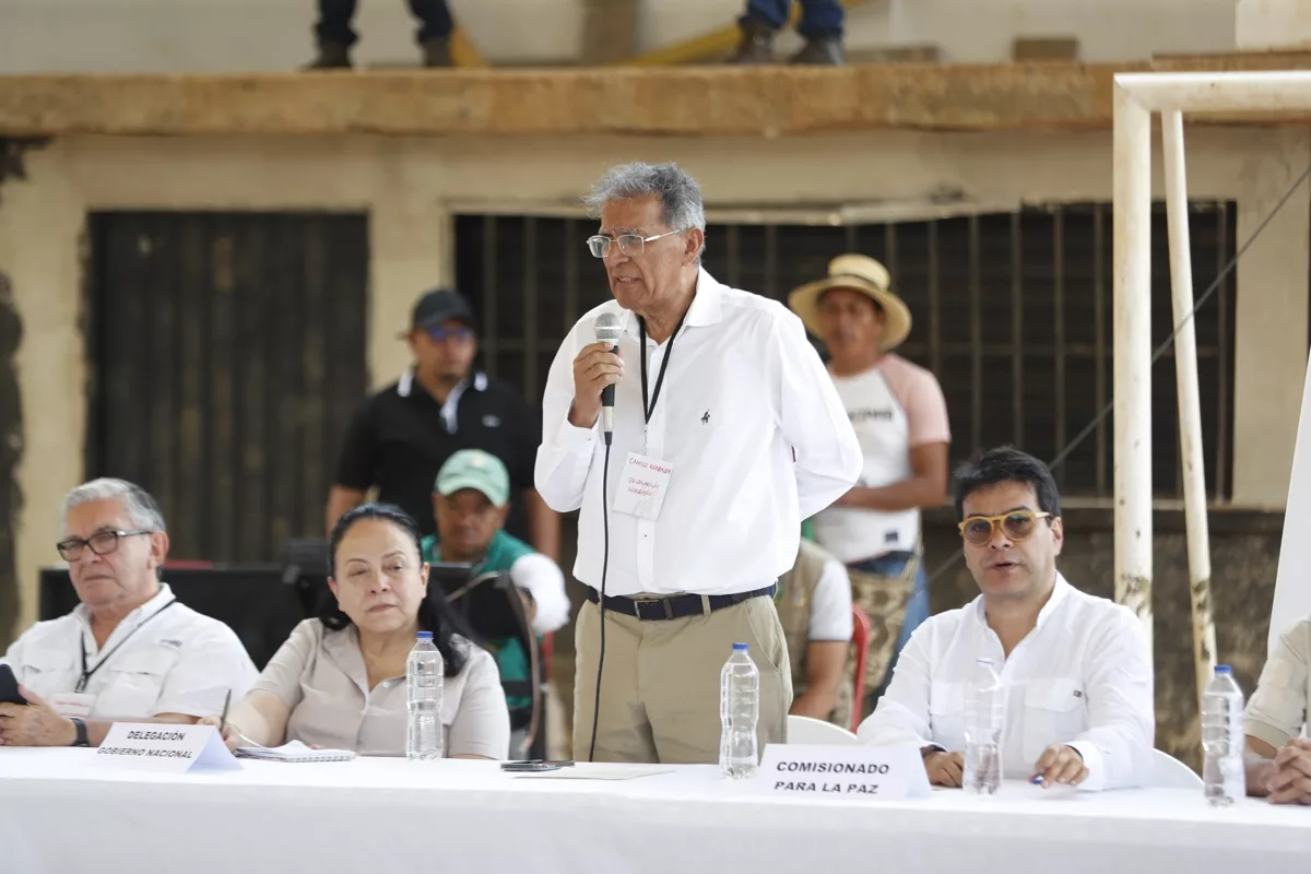 Camilo González, delegado del Gobierno colombiano, habla durante una mesa de diálogos con las disidencias de las FARC. Foto: EFE