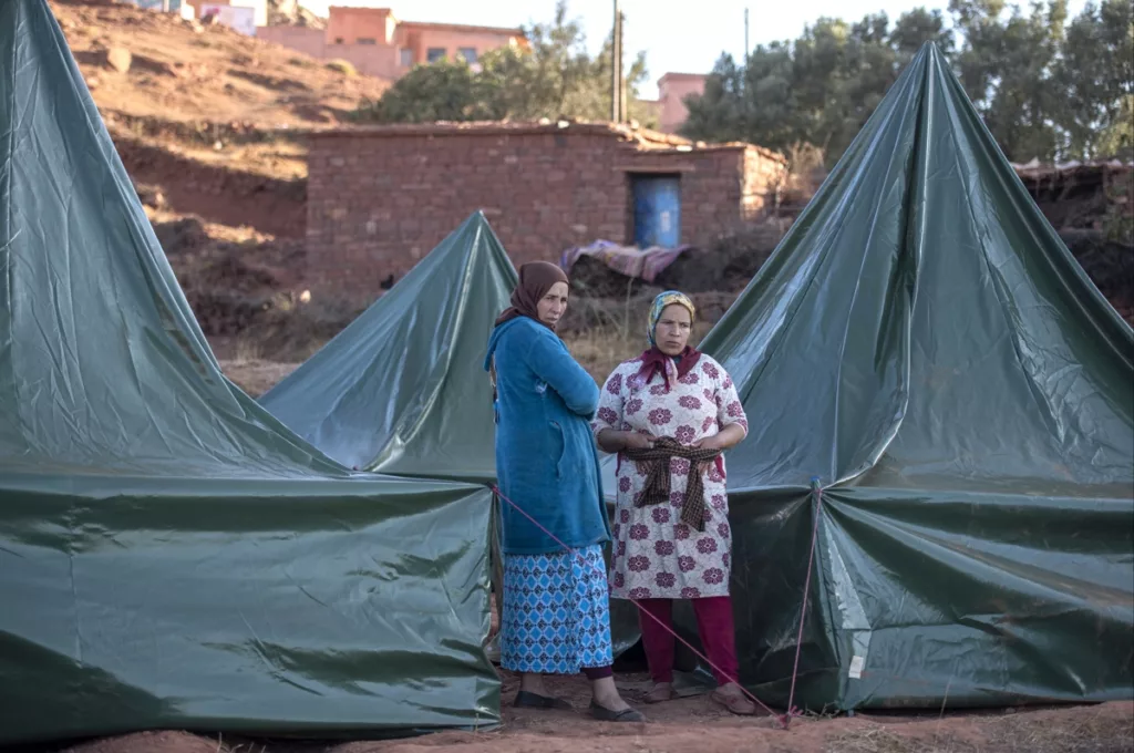 Miles de personas afectadas por el terremoto del 8 de septiembre en Marruecos, que dejó casi 3.000 muertos, esperan que se inicie la reconstrucción de sus casas viviendo en tiendas de campaña. Foto: EFE