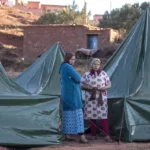 Miles de personas afectadas por el terremoto del 8 de septiembre en Marruecos, que dejó casi 3.000 muertos, esperan que se inicie la reconstrucción de sus casas viviendo en tiendas de campaña. Foto: EFE
