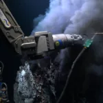 Fotografía cedida por el Schmidt Ocean Institute que muestra la toma de muestras en un respiradero hidrotermal, en la Islas Galápagos. Foto: EFE