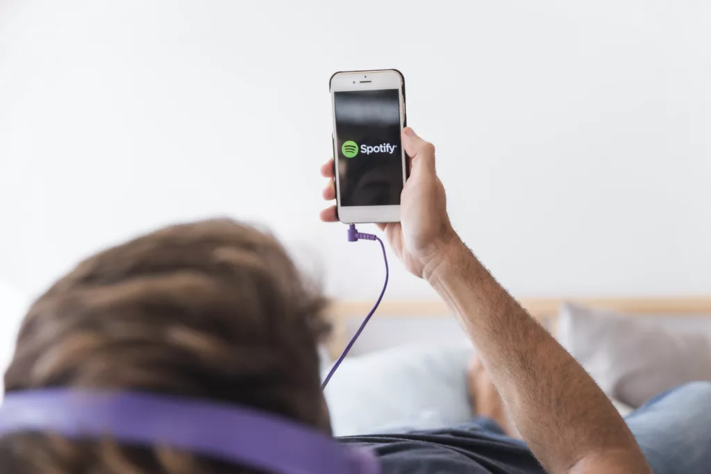 La plataforma musical sueca Spotify anunció que empezará a poner a prueba un programa que usa inteligencia artificial para traducir pódcast. Foto: Freepik