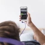 La plataforma musical sueca Spotify anunció que empezará a poner a prueba un programa que usa inteligencia artificial para traducir pódcast. Foto: Freepik