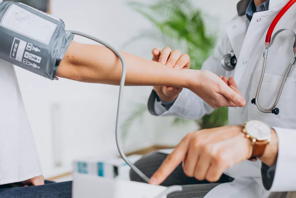 Imagen referencial. Aproximadamente cuatro de cada cinco personas con hipertensión en todo el mundo no reciben el tratamiento adecuado contra esta condición cardiovascular. Foto: Freepik